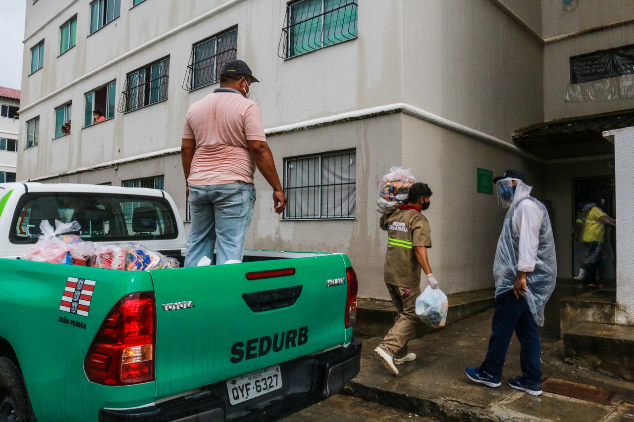 18062020 JP FEIRAS Easy Resize.com - EM JOÃO PESSOA: Em segundo dia de entrega de cestas nutricionais e kits de higiene, Prefeitura atende famílias do Residencial Vista Alegre